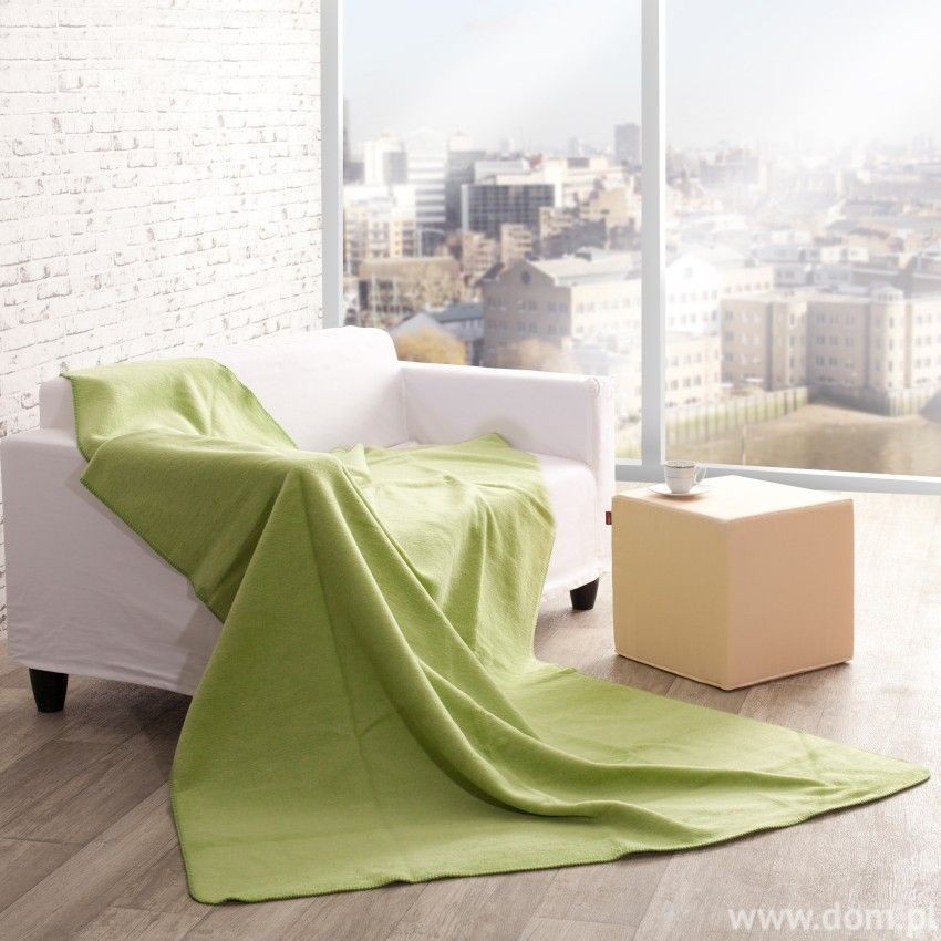 Однако, если кровать не раскладывается, стоит позаботиться о наличии покрывала, поскольку оно защищает от пыли и эстетически покрывает постельное белье до тех пор, пока оно не понадобится снова